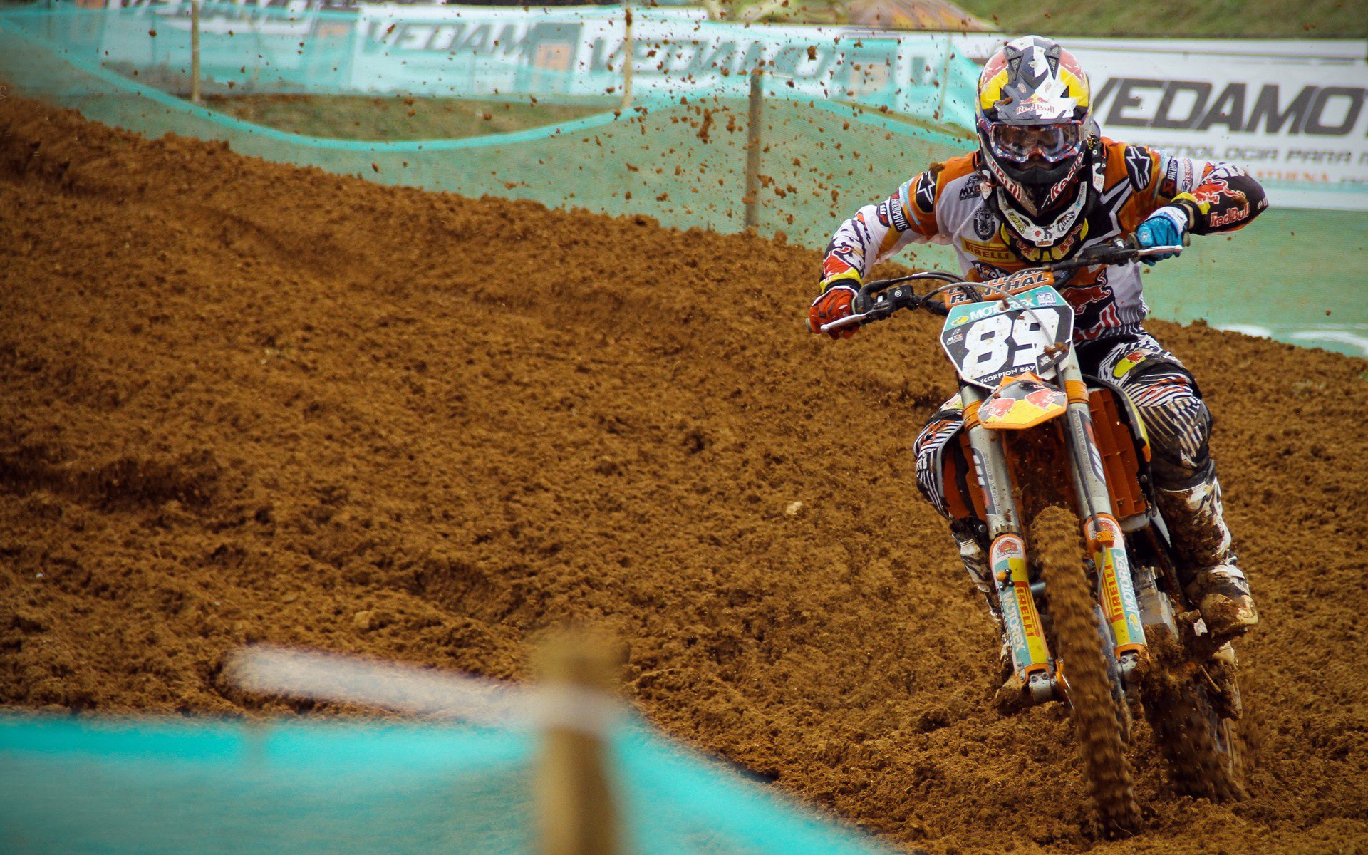 尤文末节带走巴萨，莱万在F1街道赛接管比赛，竞技场上的时间魔法